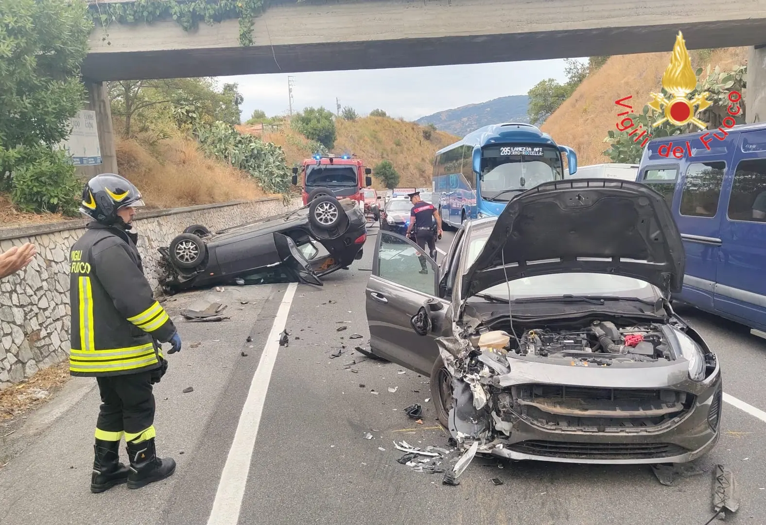 Paura per un incidente sulla Statale 106 a Stalettì: scontro tra due auto, una si ribalta. Quattro feriti in ospedale\n