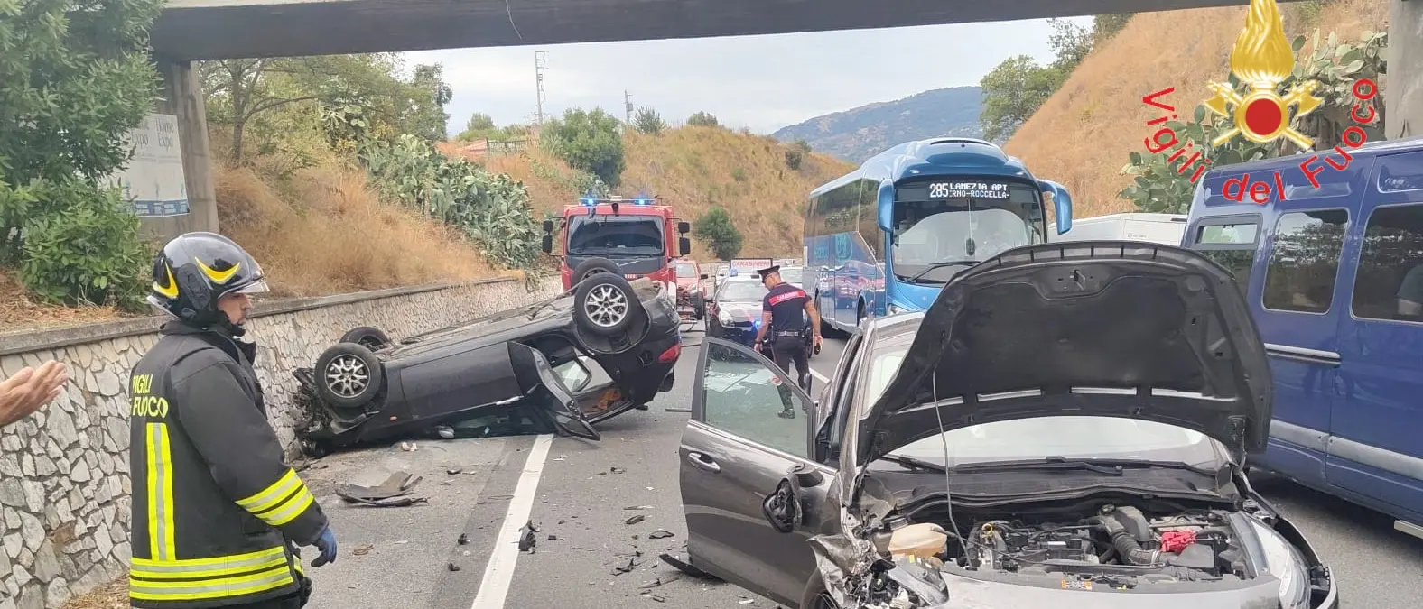 Paura per un incidente sulla Statale 106 a Stalettì: scontro tra due auto, una si ribalta. Quattro feriti in ospedale\n