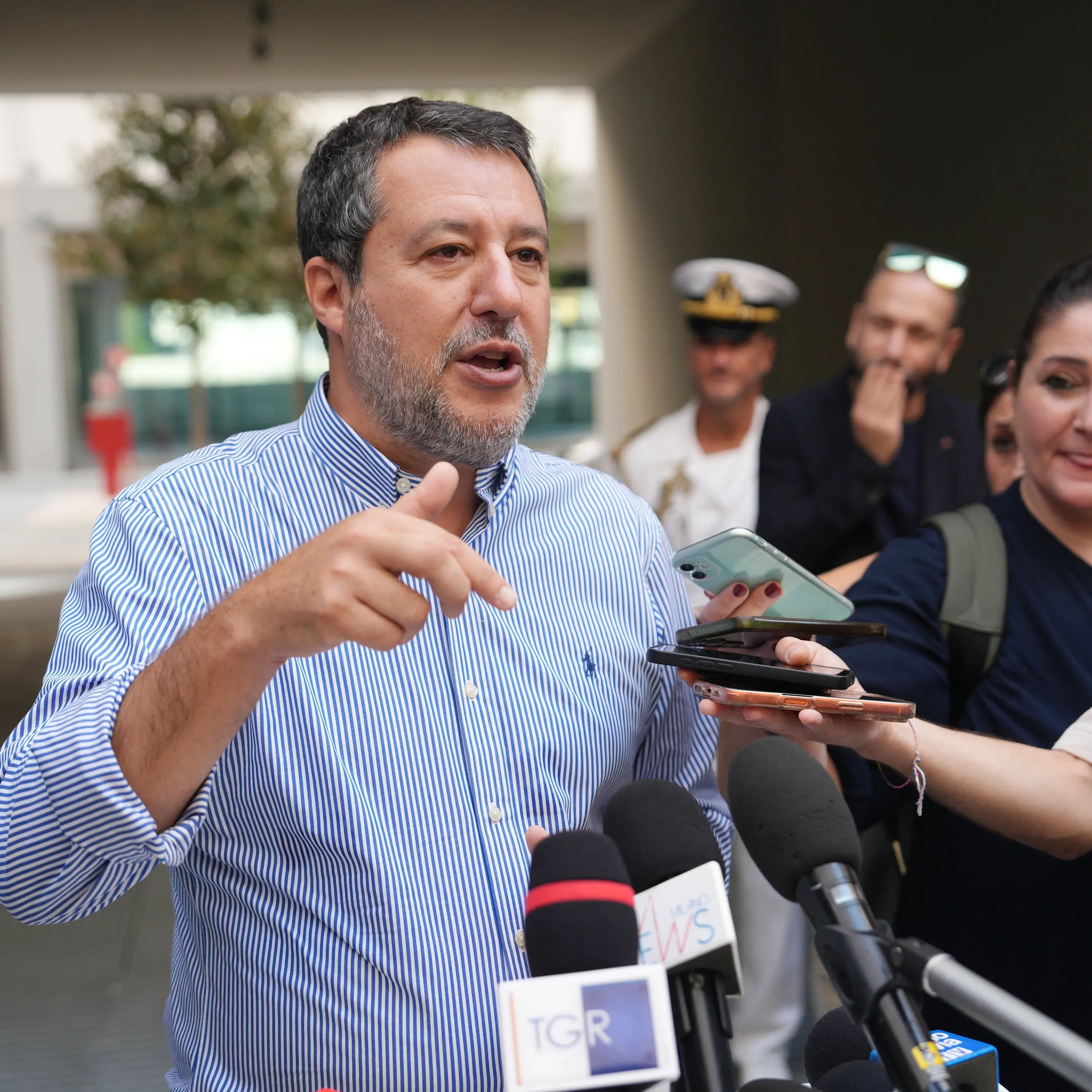 Salvini parla ai giovani a Pontida e avverte sull’intelligenza artificiale: «A rischio cinque milioni di posti di lavoro»\n