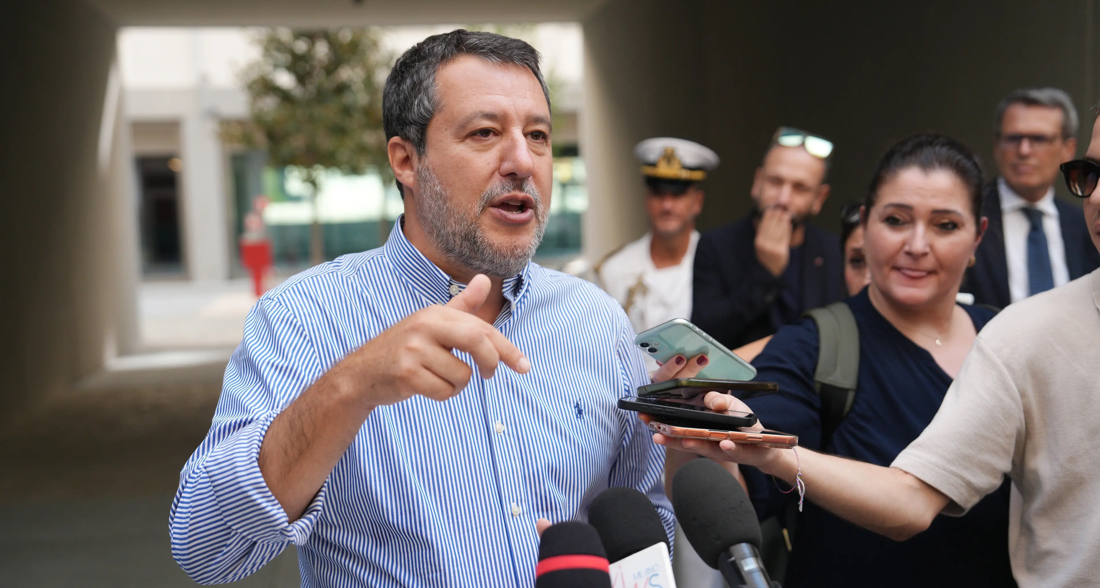 Salvini parla ai giovani a Pontida e avverte sull’intelligenza artificiale: «A rischio cinque milioni di posti di lavoro»\n