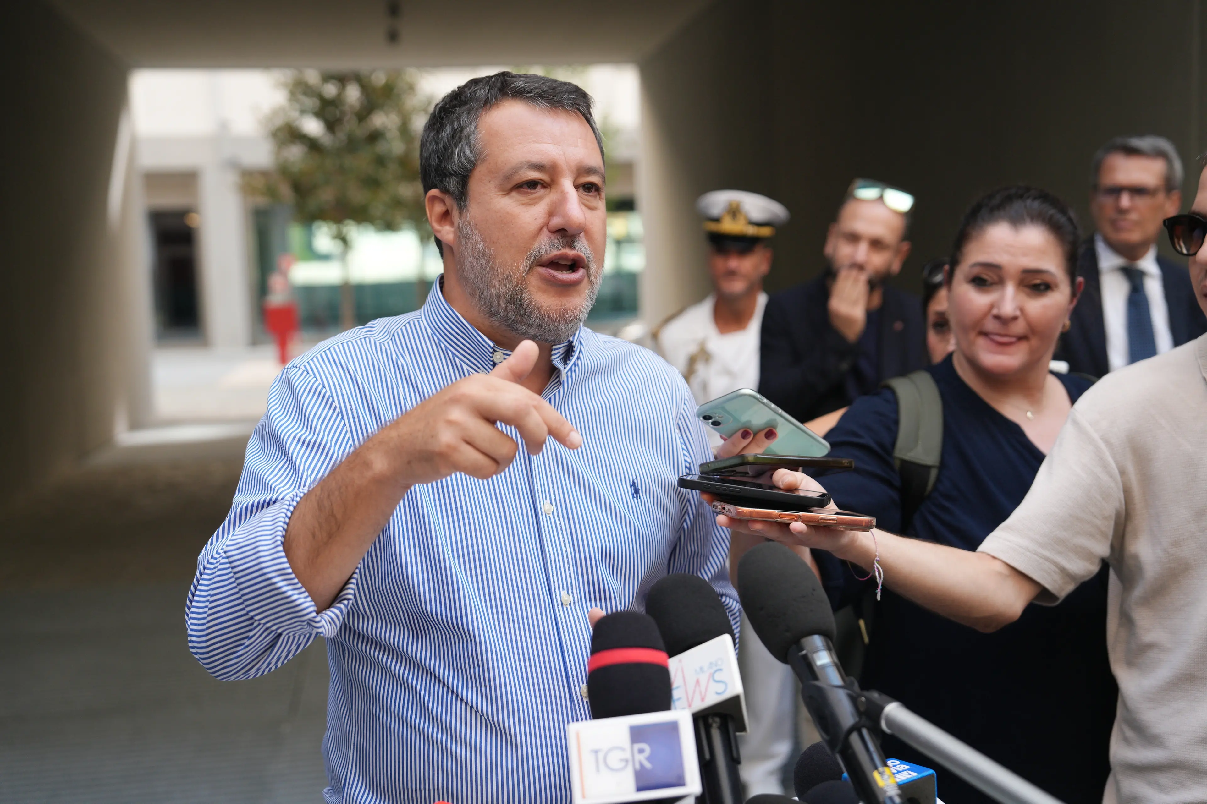 Salvini parla ai giovani a Pontida e avverte sull’intelligenza artificiale: «A rischio cinque milioni di posti di lavoro»\n