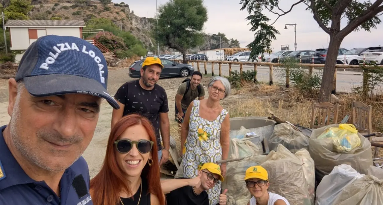 A Caminia una nuova giornata di pulizia con “Acqua Azzurra”.\u00A0Oggi volontari di Legambiente impegnati sulla spiaggia di Giovino\n