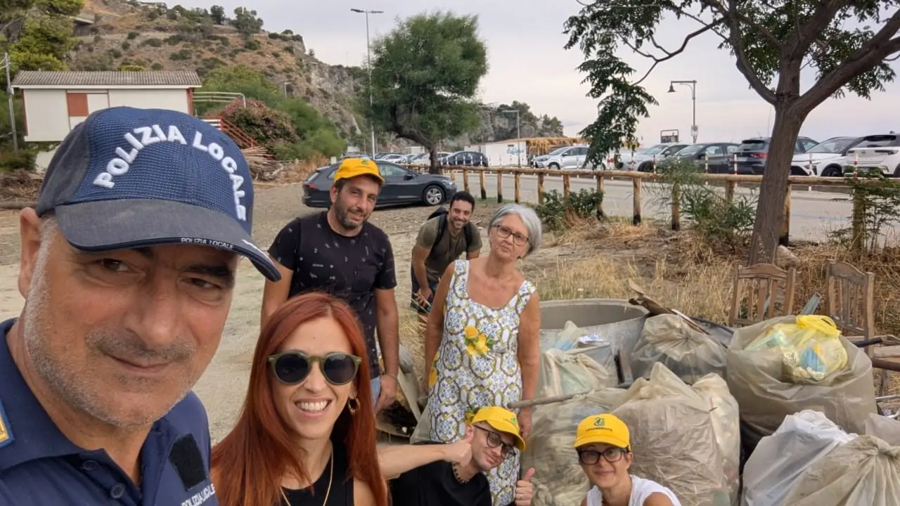 A Caminia una nuova giornata di pulizia con “Acqua Azzurra”.\u00A0Oggi volontari di Legambiente impegnati sulla spiaggia di Giovino\n