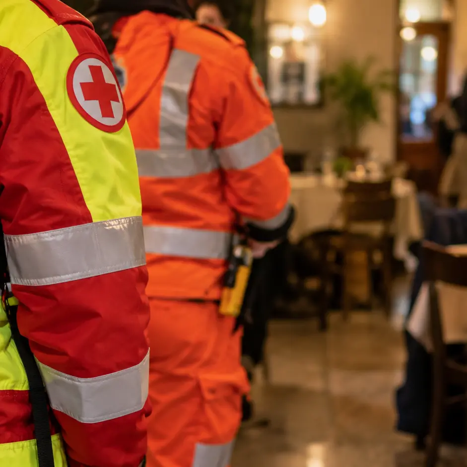 Rende, ragazza rischia di soffocare al ristorante: salvata dai soccorritori con le manovre di disostruzione\n