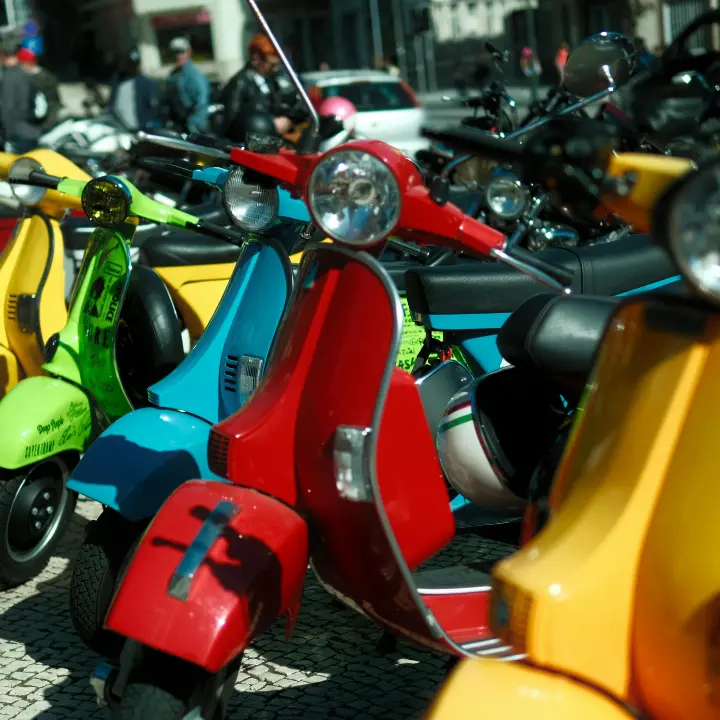 San Calogero celebra gli 80 anni della Vespa: oltre cento mezzi storici attesi per il grande raduno\n