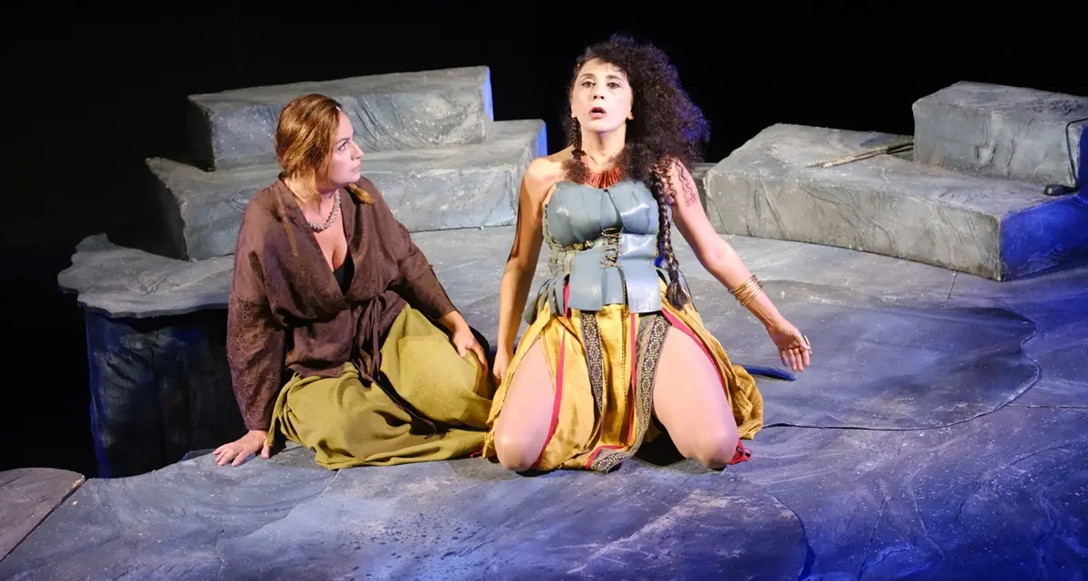 La carne, l’esilio e il mito: “Lunga notte di Medea” apre il Globo Teatro Festival\n