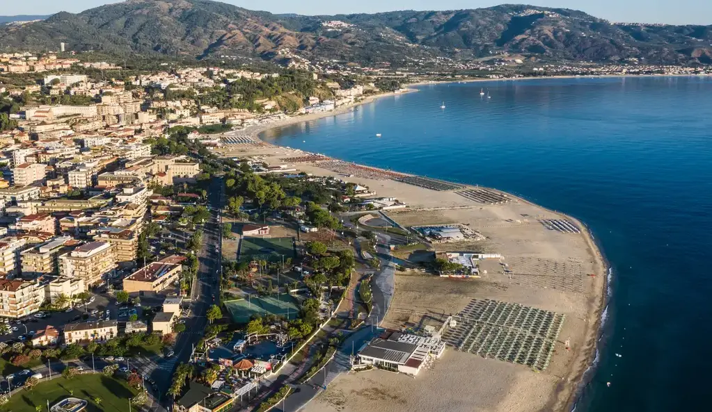 Soverato, si illumina il \"Sottopasso del Mar\": sicurezza e design urbano con il progetto \"Right Light\"\n