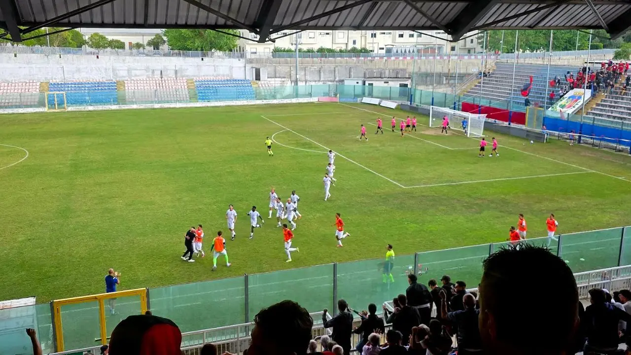 La Vibonese scaccia i fantasmi e ritrova subito i tre punti: Athletic Palermo piegato 3-0 al “Razza”\n