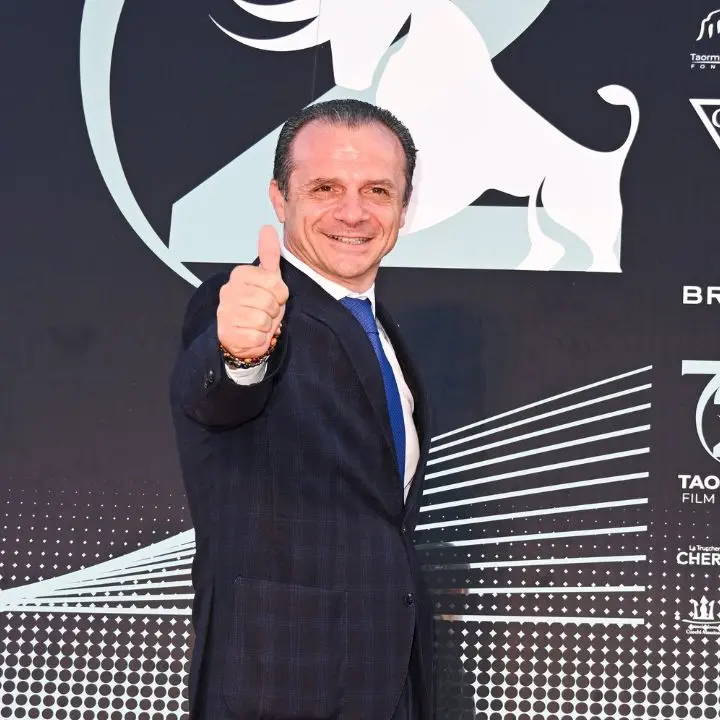 Cateno De Luca porta Schifani a Taormina ma guarda già a Roma: la partita nazionale di Sud chiama Nord verso il 2027\n