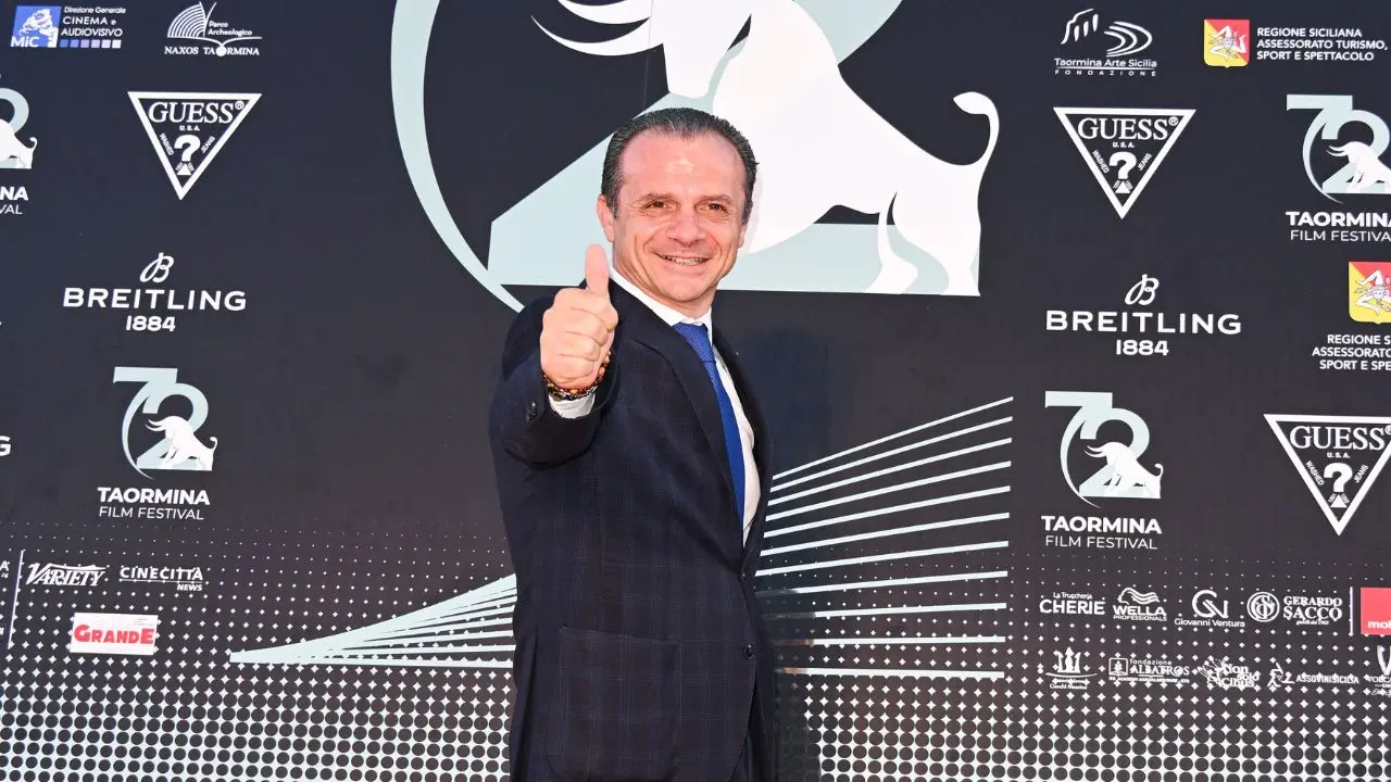 Cateno De Luca porta Schifani a Taormina ma guarda già a Roma: la partita nazionale di Sud chiama Nord verso il 2027\n
