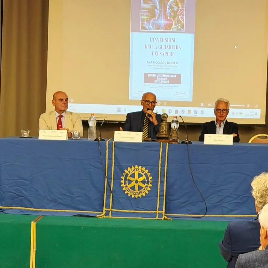 La gerarchia dei saperi nell’ultumo caminetto del Rotary “Cosenza Nord”\n