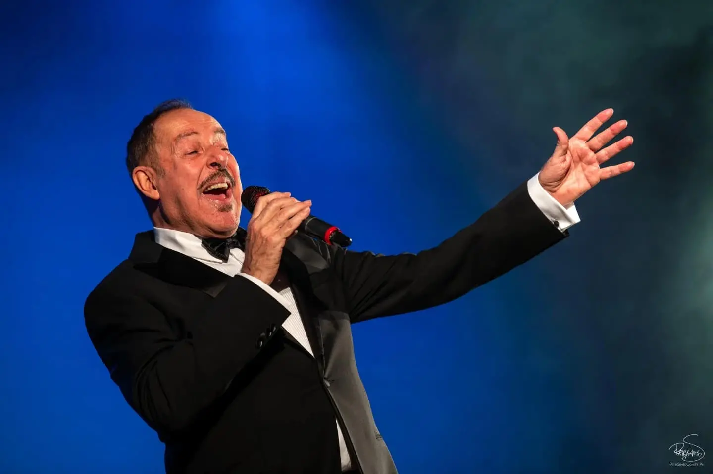Massimo Lopez arriva a Vibo Valentia: al Teatro Comunale uno show tra imitazioni, comicità e grande swing\n