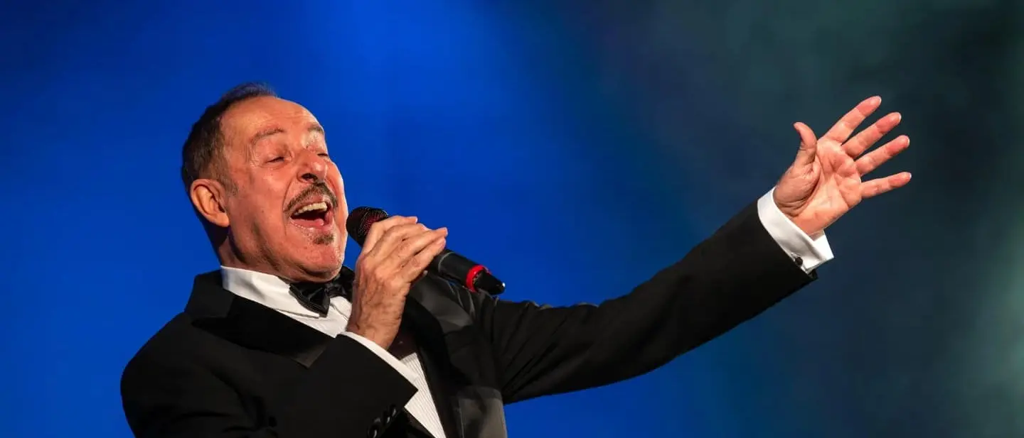 Massimo Lopez arriva a Vibo Valentia: al Teatro Comunale uno show tra imitazioni, comicità e grande swing\n