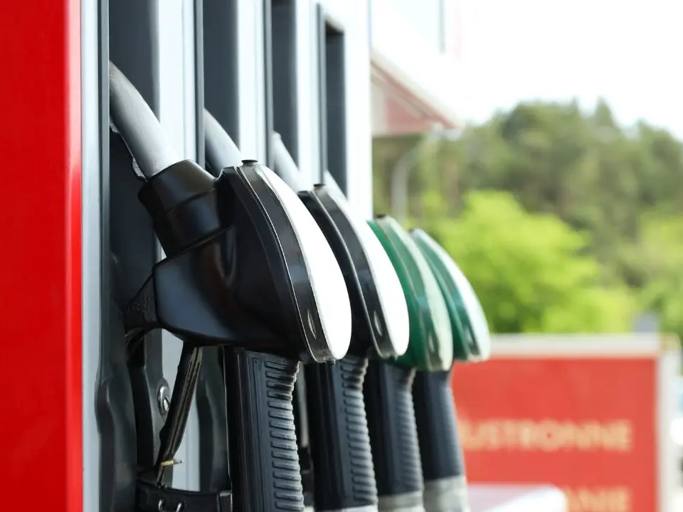 Carburanti, ancora rialzi in tutta Italia. Il Codacons: «A Crotone diesel (al servito) sopra i 3 euro al litro»