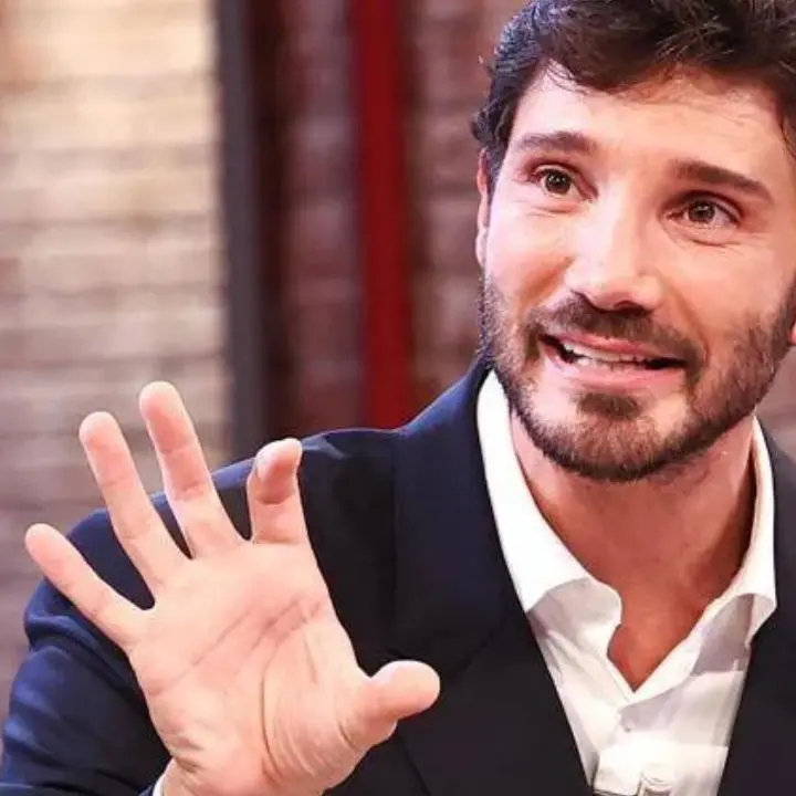 Sanremo 2027, arriva la “Serata Performance”: è la novità che apre l’era De Martino\n