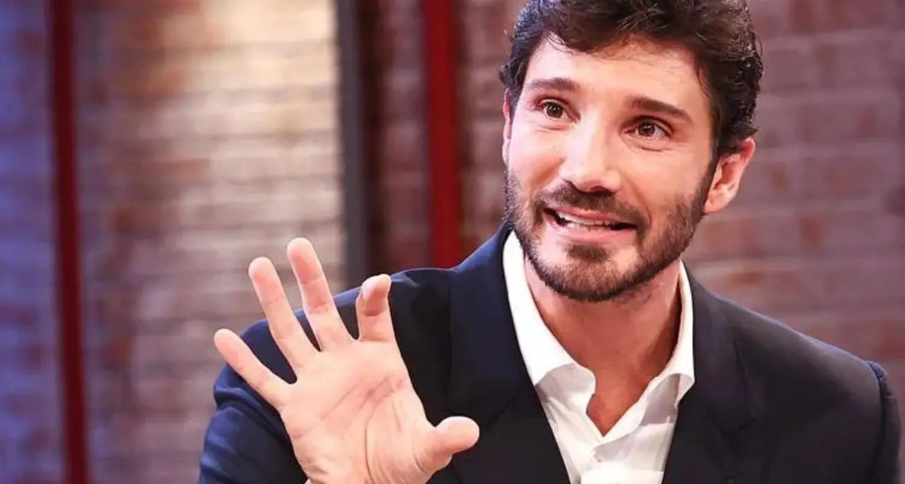 Sanremo 2027, arriva la “Serata Performance”: è la novità che apre l’era De Martino\n