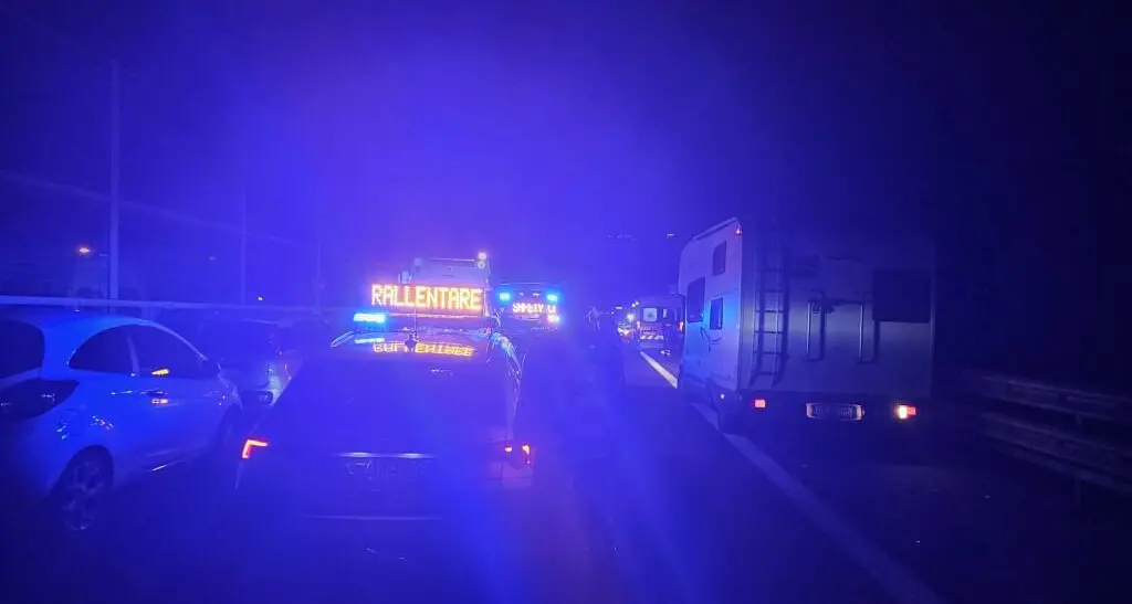 Scontro tra due auto e un tir sull’A2: muore un giovane militare cosentino\n