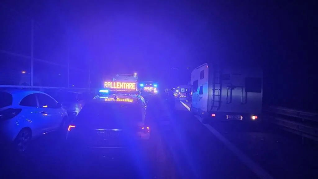 Scontro tra due auto e un tir sull’A2: muore un giovane militare cosentino\n