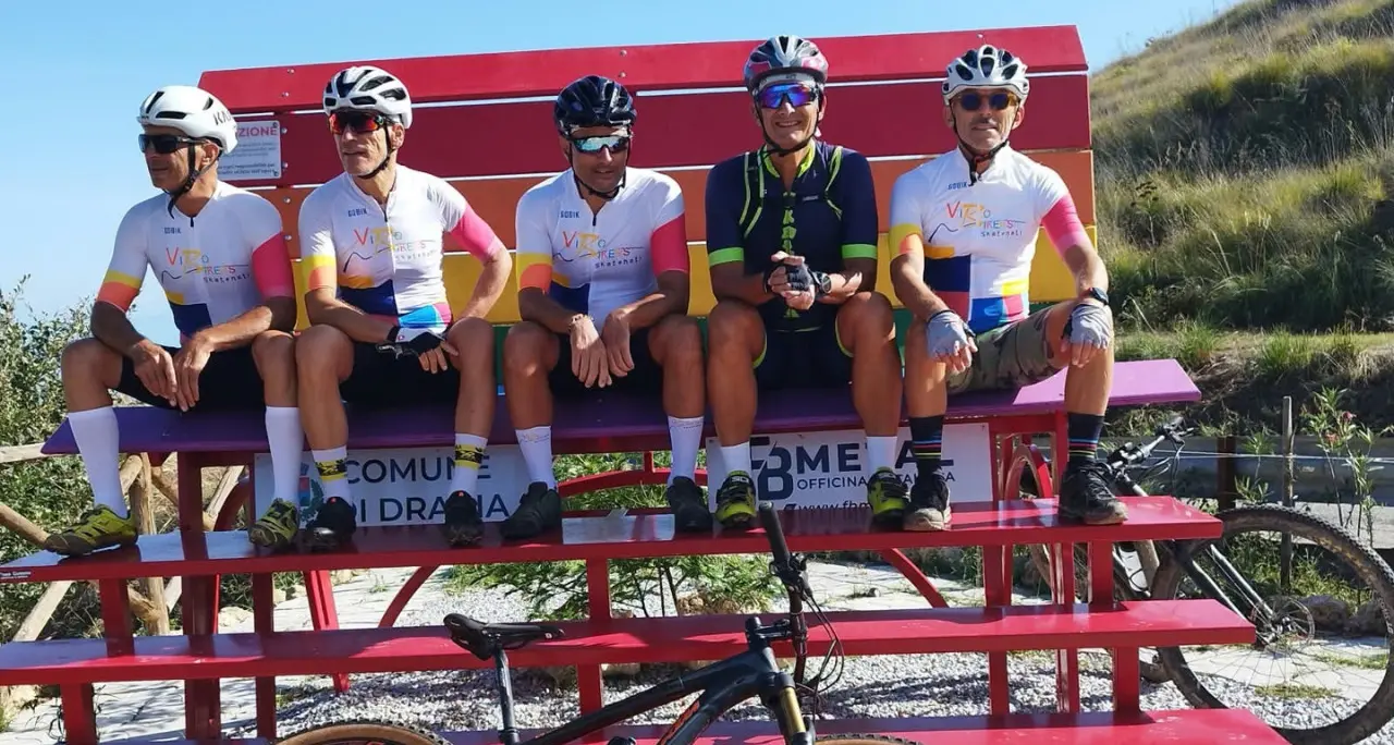 <p>Inaugurato il Bike Tour tra la Costa degli Dei e il Poro: <span style=\"color:hsl(0, 75%, 60%);\">in sella quasi 130 ciclisti</span></p>