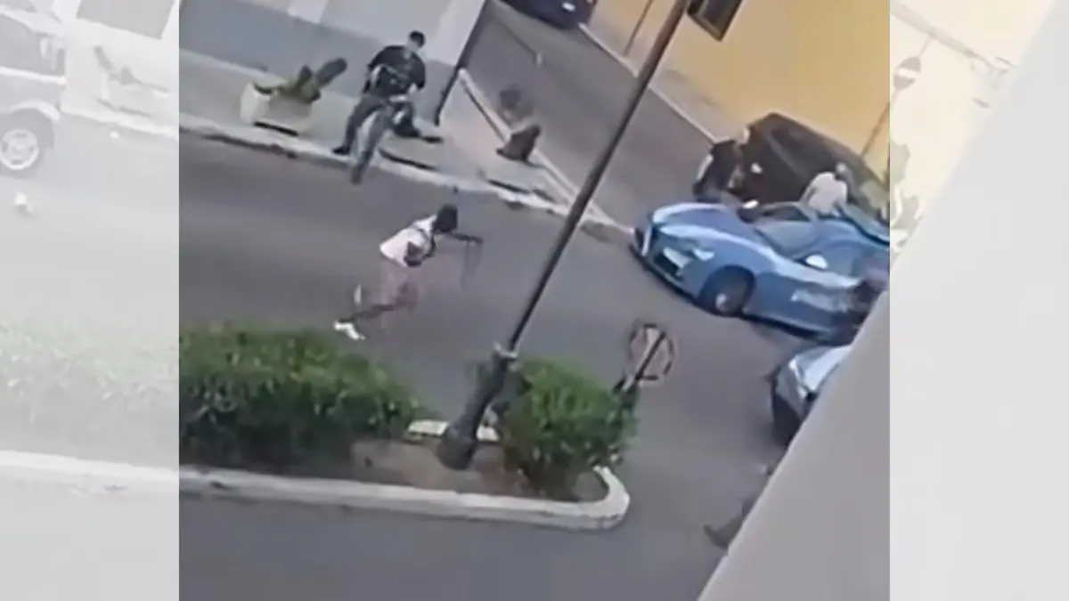 Crotone, con una spranga di ferro danneggia numerose auto e ferisce quattro agenti: arrestato\n