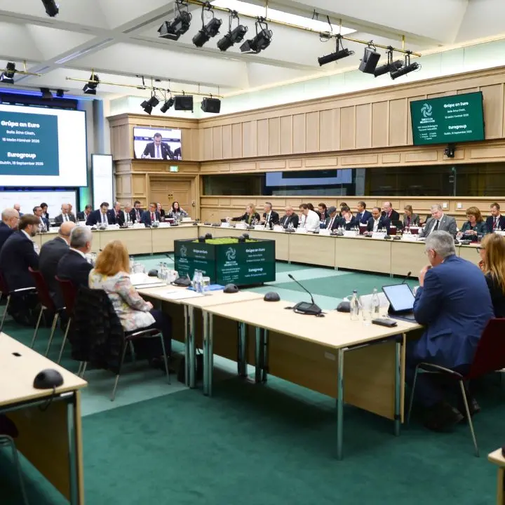 Tassa sugli extraprofitti energetici: l'Eurogruppo si spacca e la Commissione rinvia la discussione\n