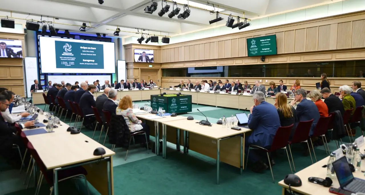 Tassa sugli extraprofitti energetici: l'Eurogruppo si spacca e la Commissione rinvia la discussione\n