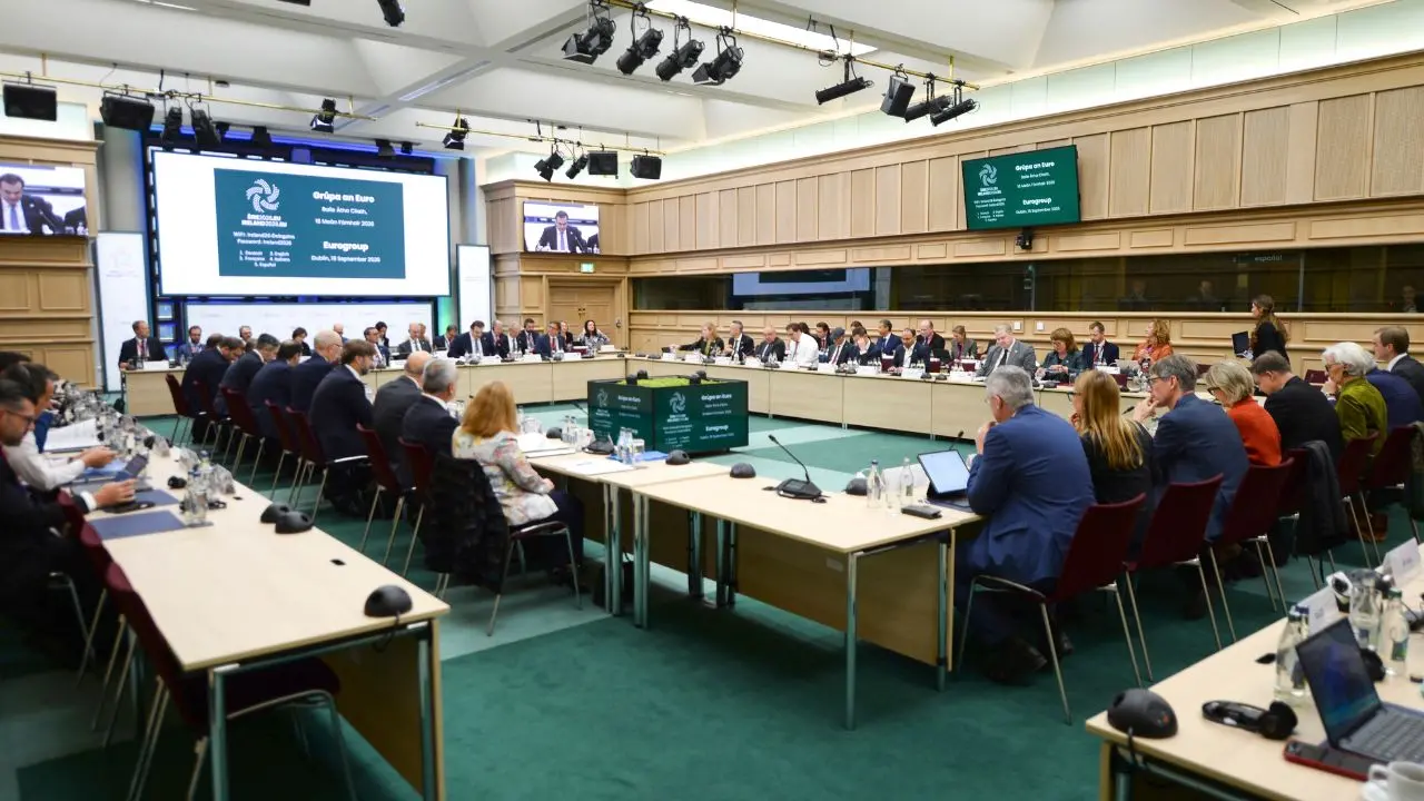 Tassa sugli extraprofitti energetici: l'Eurogruppo si spacca e la Commissione rinvia la discussione\n