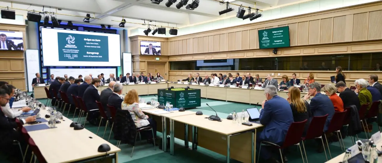 Tassa sugli extraprofitti energetici: l'Eurogruppo si spacca e la Commissione rinvia la discussione\n