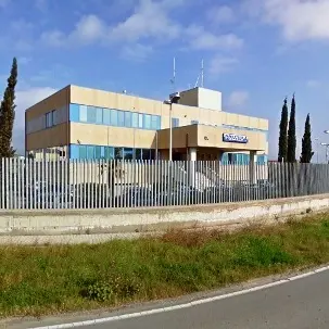 Quattro individui mascherati lo circondano e tentano di aprirgli l’auto: giovane fugge in retromarcia