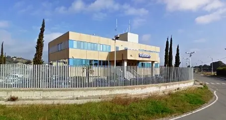 Quattro individui mascherati lo circondano e tentano di aprirgli l’auto: giovane fugge in retromarcia