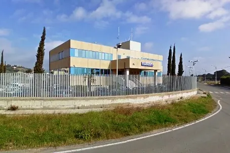 Quattro individui mascherati lo circondano e tentano di aprirgli l’auto: giovane fugge in retromarcia