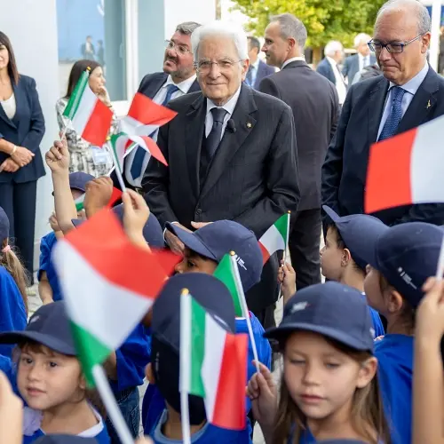 <p>Mattarella avverte sulla scuola: «Non formare ghetti, non alzare barriere». Il monito dopo l'annuncio di Meloni</p>