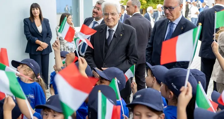 Mattarella avverte sulla scuola: «Non formare ghetti, non alzare barriere». Il monito dopo l'annuncio di Meloni\n