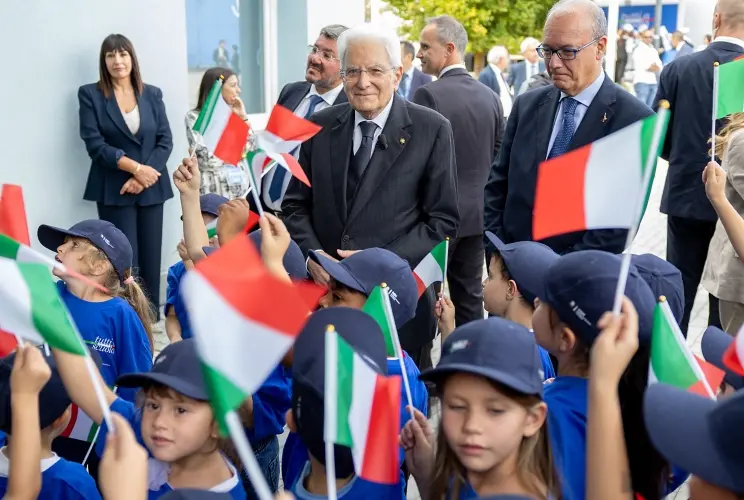 Mattarella avverte sulla scuola: «Non formare ghetti, non alzare barriere». Il monito dopo l'annuncio di Meloni\n