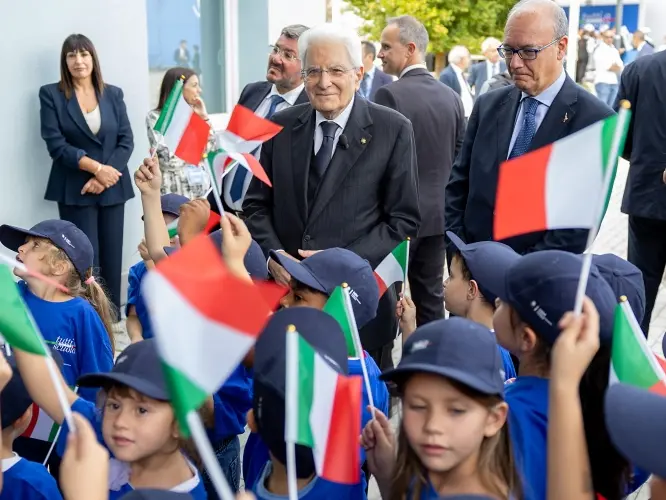Mattarella avverte sulla scuola: «Non formare ghetti, non alzare barriere». Il monito dopo l'annuncio di Meloni