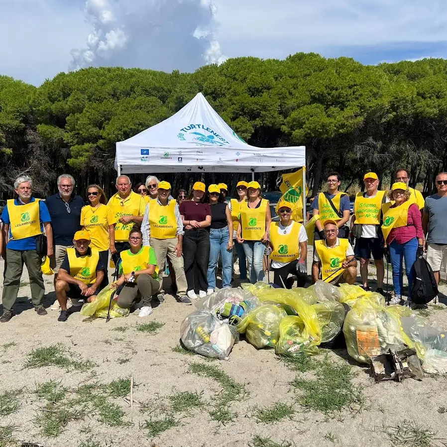 Giovino: raccolti 100 chili di rifiuti. Ecco cosa abbandoniamo in spiaggia