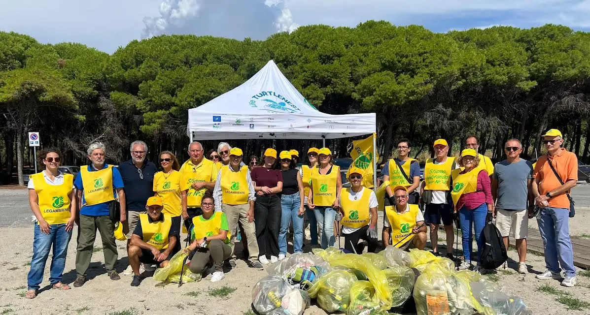 Giovino: raccolti 100 chili di rifiuti. Ecco cosa abbandoniamo in spiaggia
