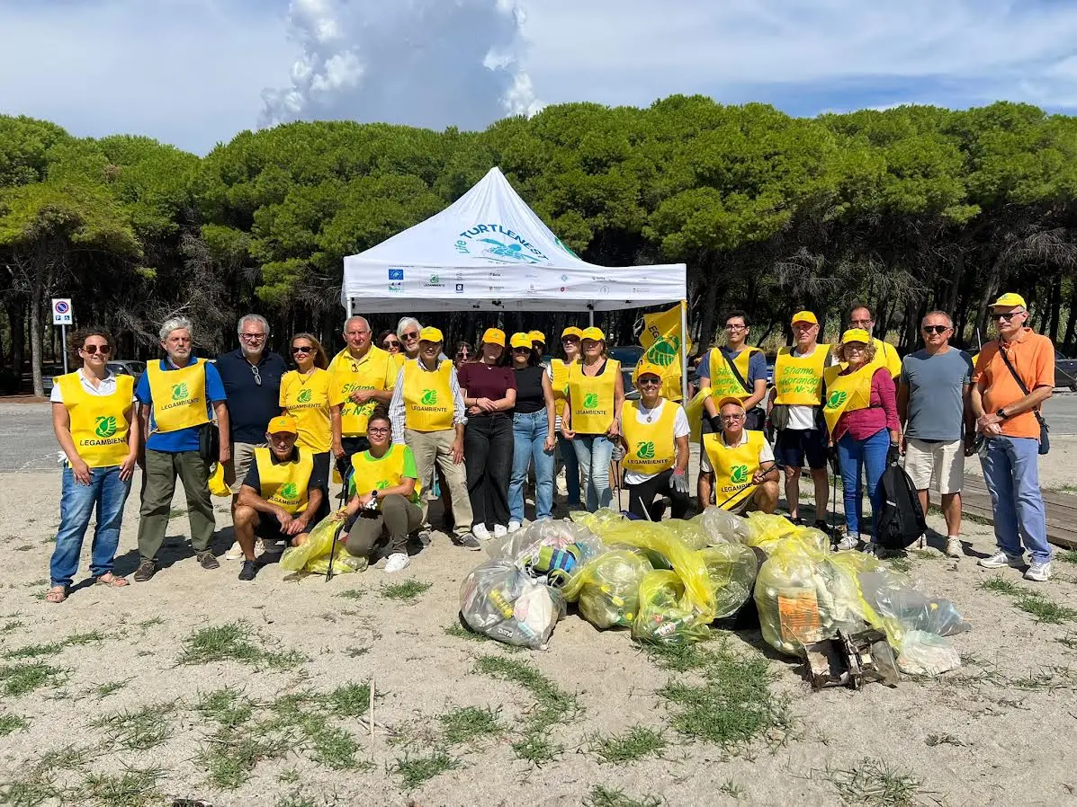 Giovino: raccolti 100 chili di rifiuti. Ecco cosa abbandoniamo in spiaggia