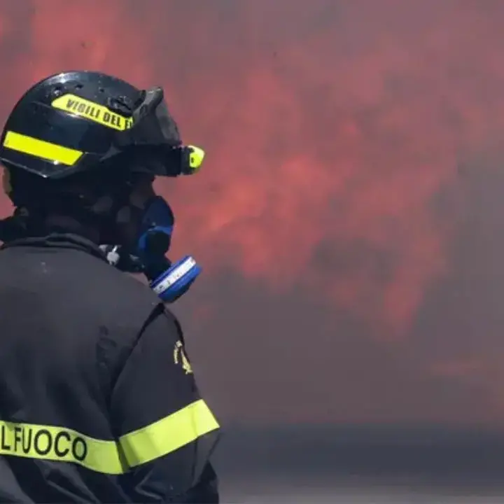Camion prende fuoco sulla A2 del Mediterraneo: attimi di paura nei pressi di Morano Calabro, illeso l’autista\n