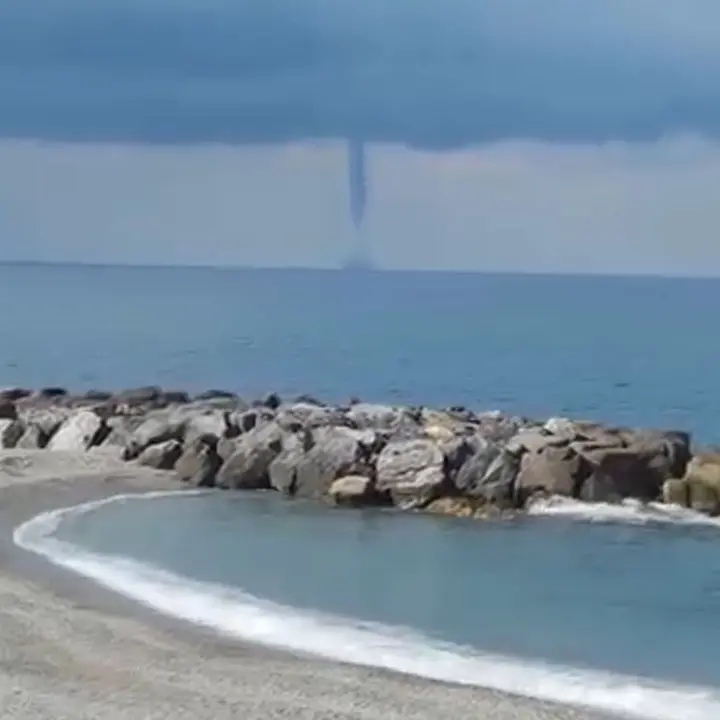 Tromba marina dà spettacolo al largo di Amantea. Il video\n