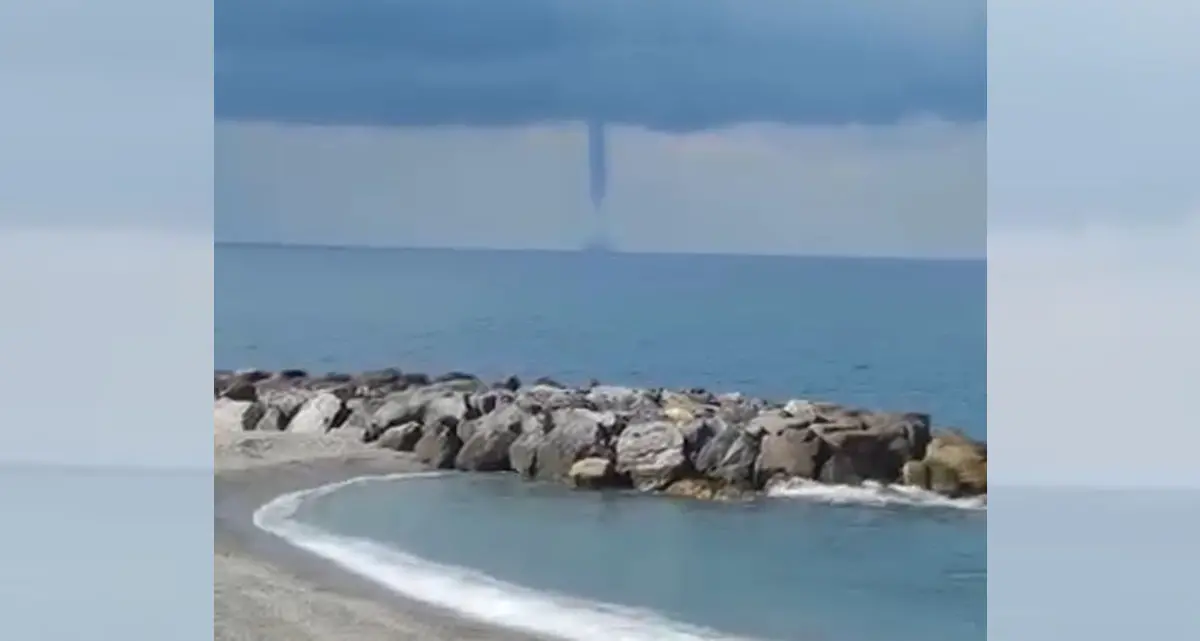 Tromba marina dà spettacolo al largo di Amantea. Il video\n