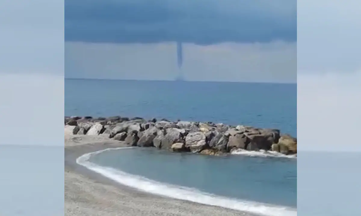 Tromba marina dà spettacolo al largo di Amantea. Il video\n