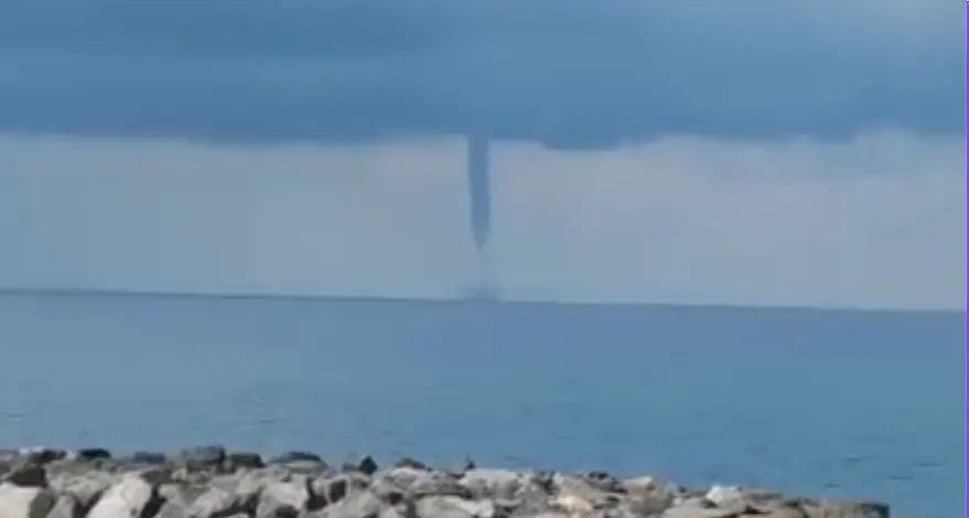 Amantea, tromba marina al largo della costa: lo spettacolare vortice immortalato in un video\n