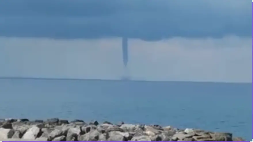 Amantea, tromba marina al largo della costa: lo spettacolare vortice immortalato in un video\n