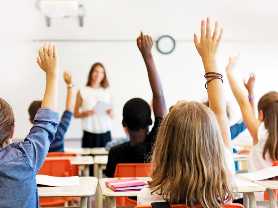 Tetto del 30% di alunni stranieri, nei piccoli Comuni calabresi senza quei bambini le scuole rischiano di chiudere