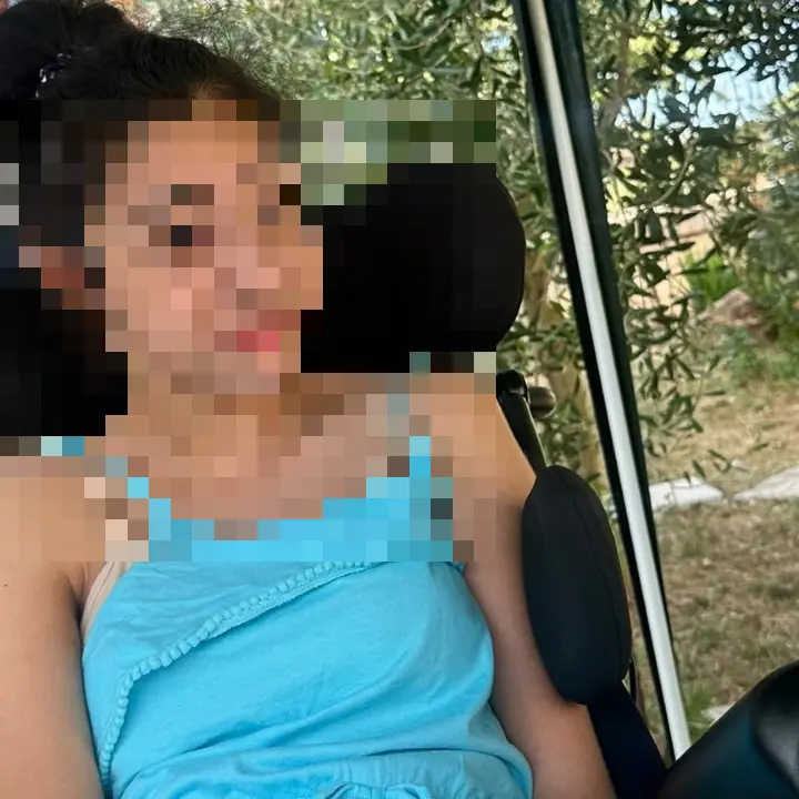 Zungri, la battaglia dei genitori di Carol: «Ha 15 anni e una grave disabilità ma a\u00A0scuola niente assistenza. Dobbiamo andare noi a nutrirla e cambiarla»\n