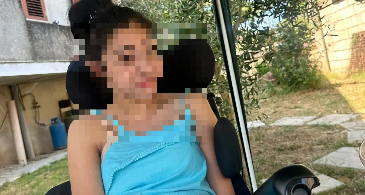 Zungri, la battaglia dei genitori di Carol: «Ha 15 anni e una grave disabilità ma a\u00A0scuola niente assistenza. Dobbiamo andare noi a nutrirla e cambiarla»\n