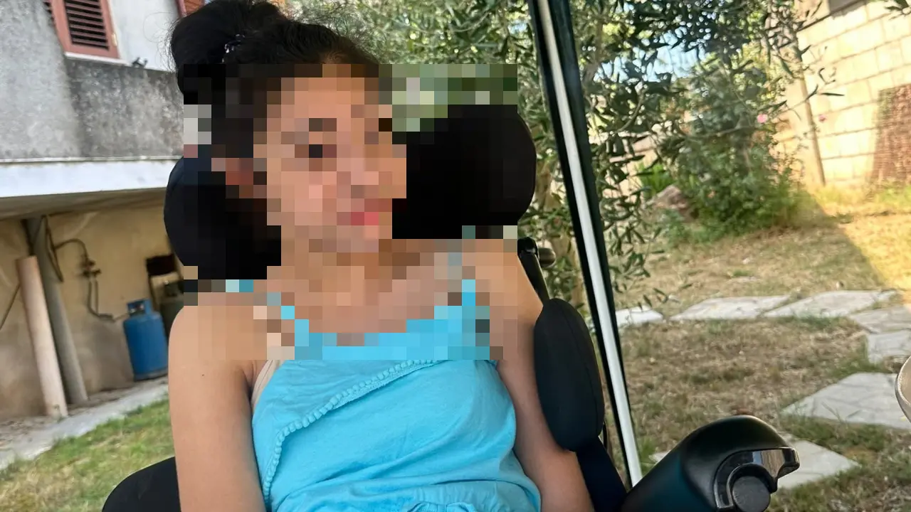 Zungri, la battaglia dei genitori di Carol: «Ha 15 anni e una grave disabilità ma a\u00A0scuola niente assistenza. Dobbiamo andare noi a nutrirla e cambiarla»\n