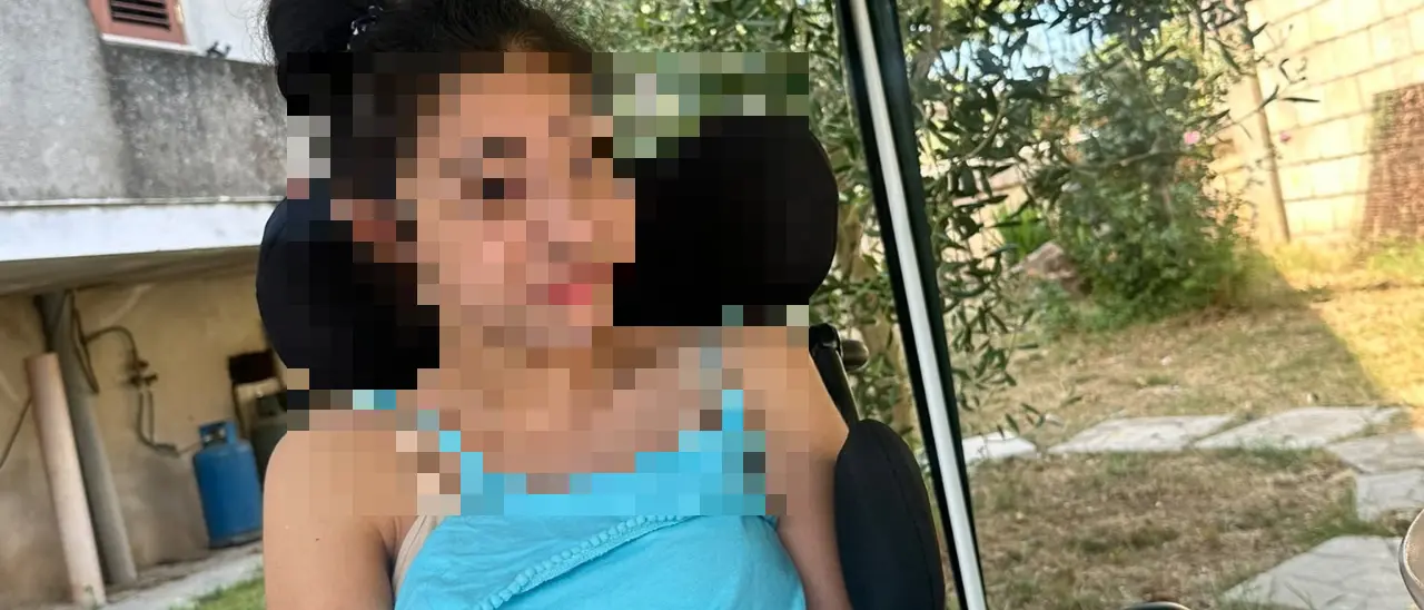 Zungri, la battaglia dei genitori di Carol: «Ha 15 anni e una grave disabilità ma a\u00A0scuola niente assistenza. Dobbiamo andare noi a nutrirla e cambiarla»\n