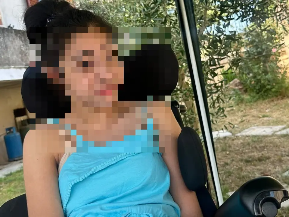 Zungri, la battaglia dei genitori di Carol: «Ha 15 anni e una grave disabilità ma a scuola niente assistenza. Dobbiamo andare noi a nutrirla e cambiarla»